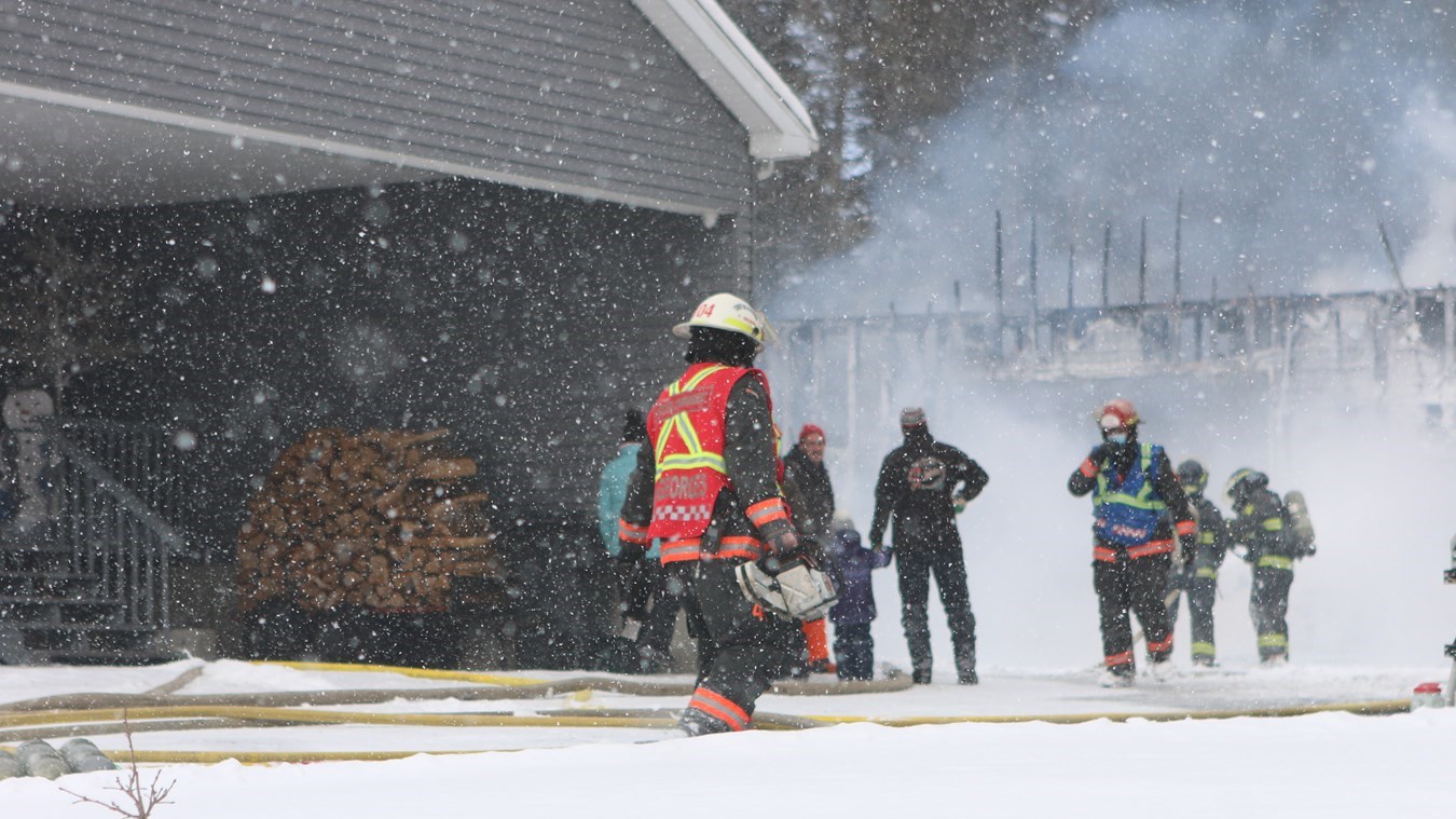 Un garage résidentiel réduit en cendre à Saint-Georges