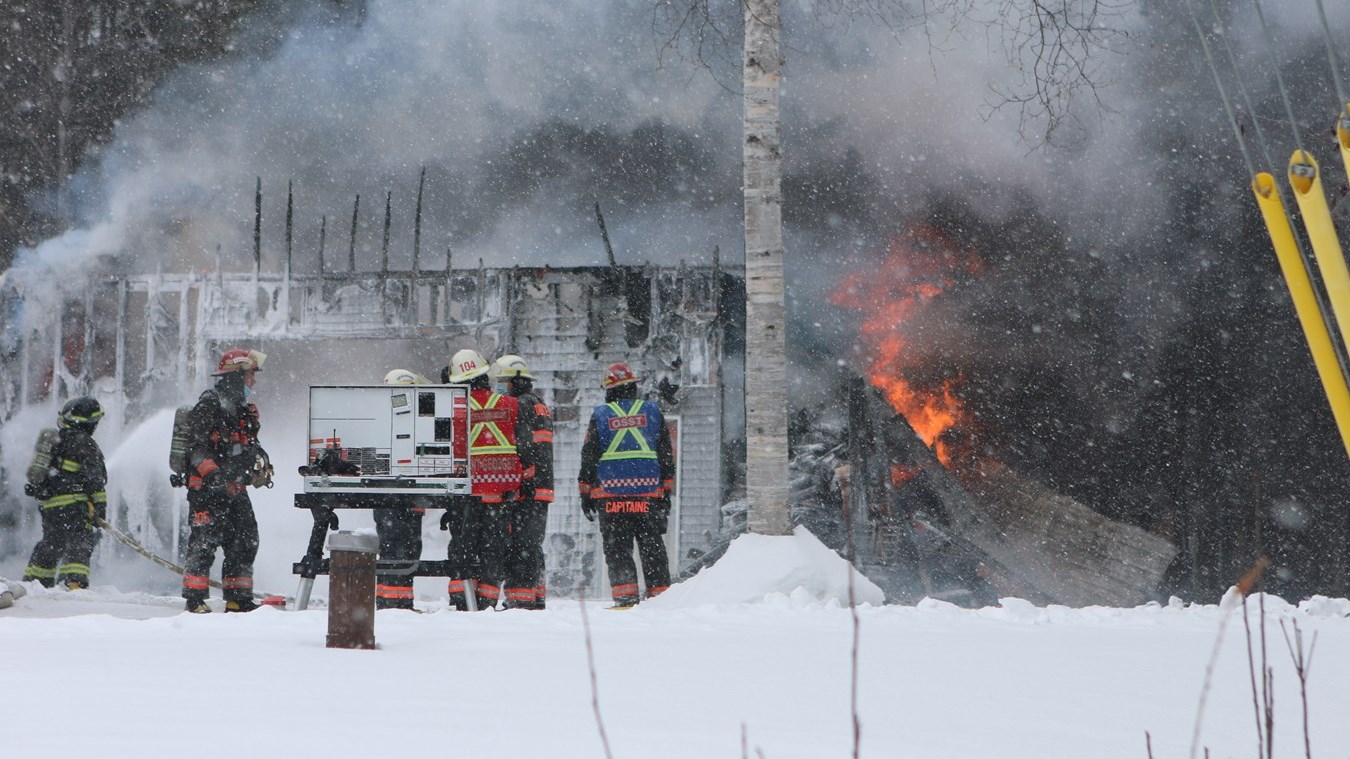 Un garage résidentiel réduit en cendre à Saint-Georges