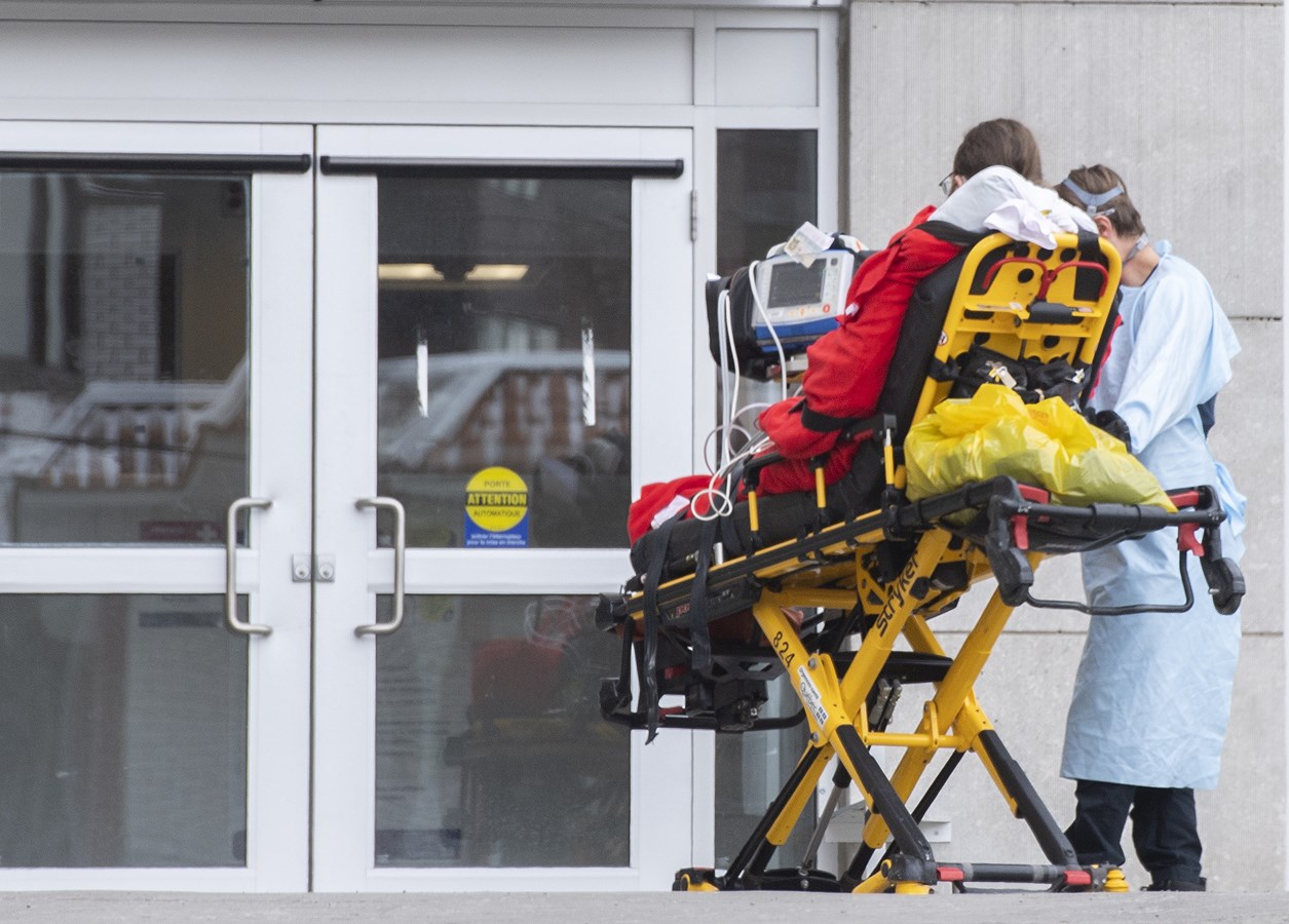 COVID-19: hospitalisations et décès en baisse au Québec