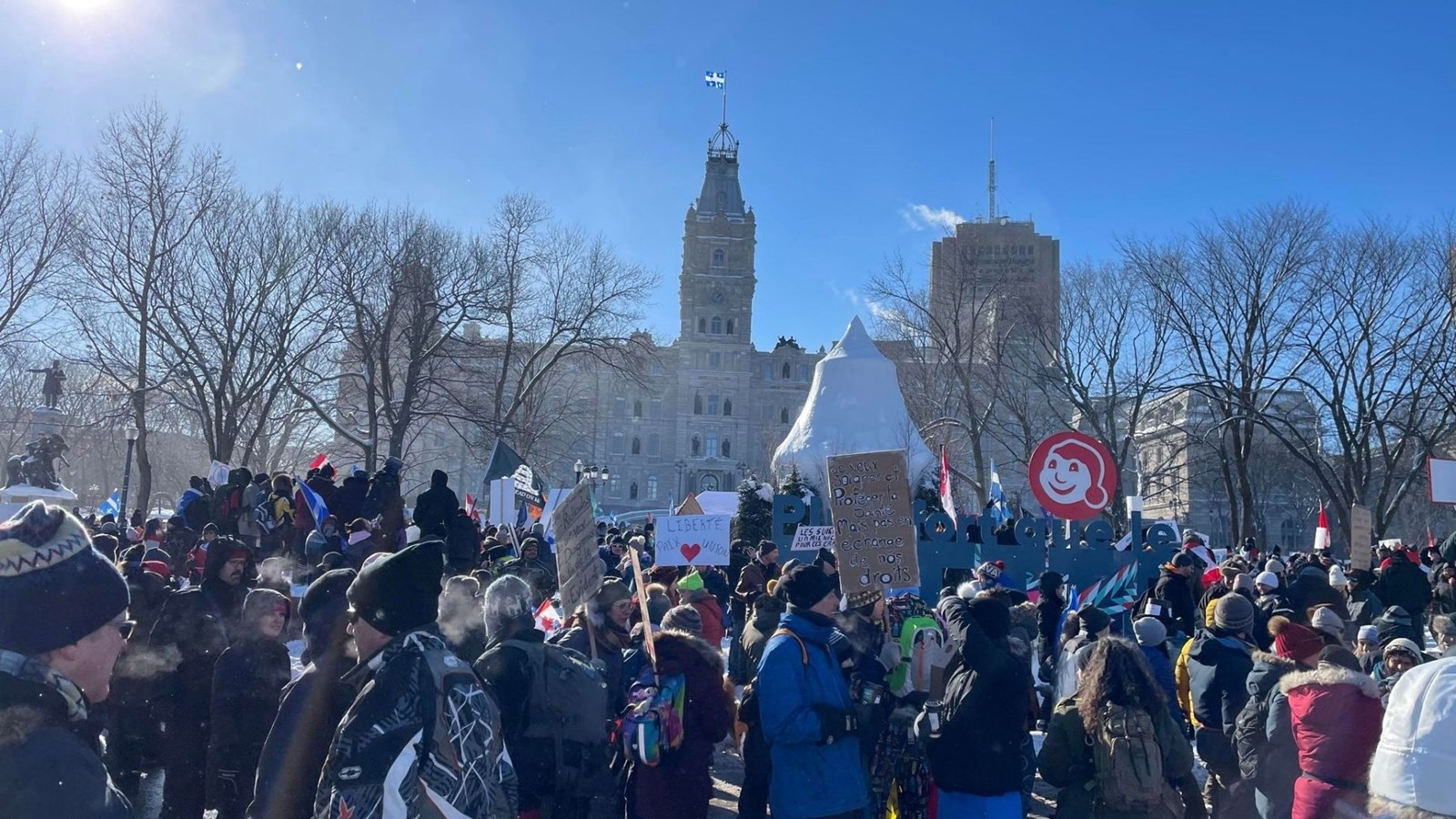 Manifestation à Québec: des klaxons, de l'exaspération et des câlins gratuits