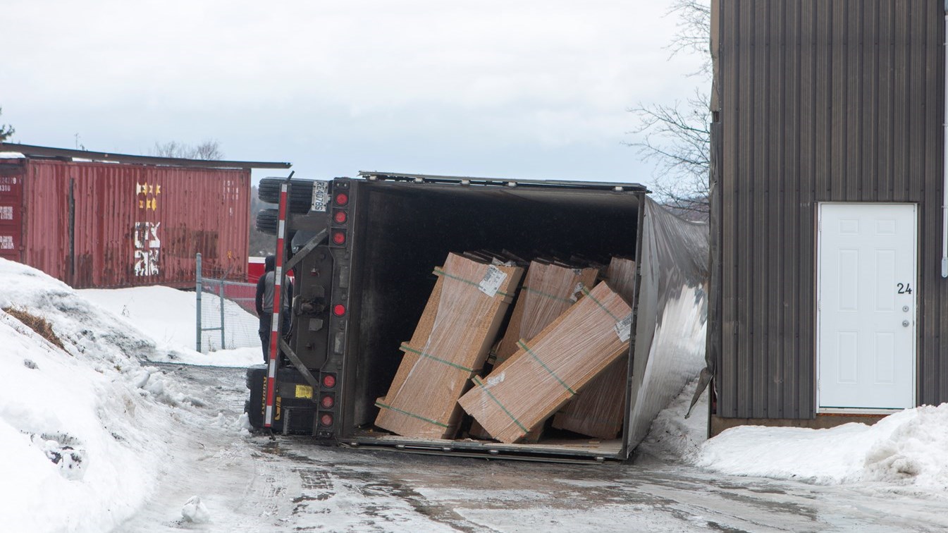 Un camion renversé à Saint-Benoît-Labre