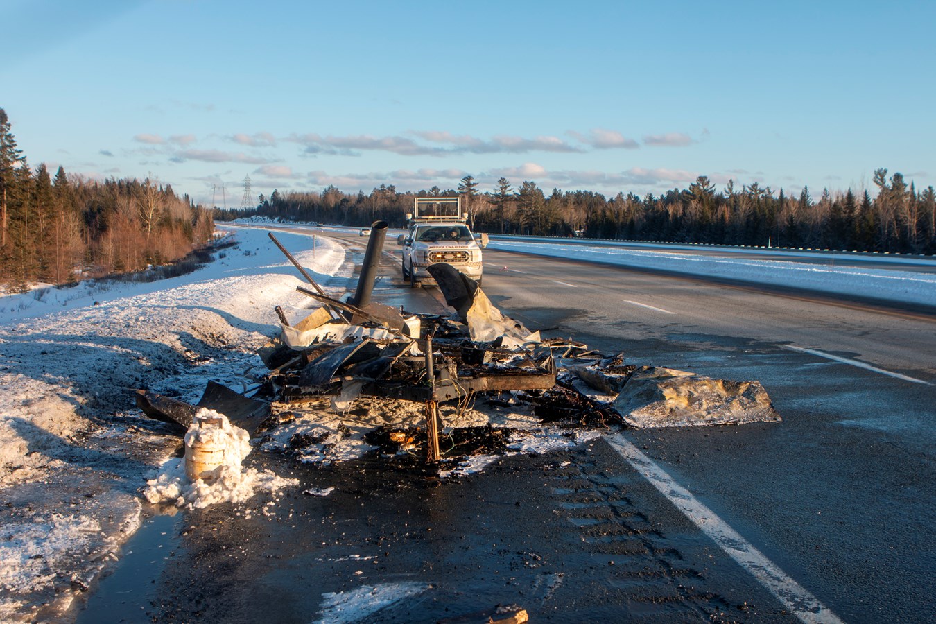 Feu de cabane à pêche... sur l'autoroute!