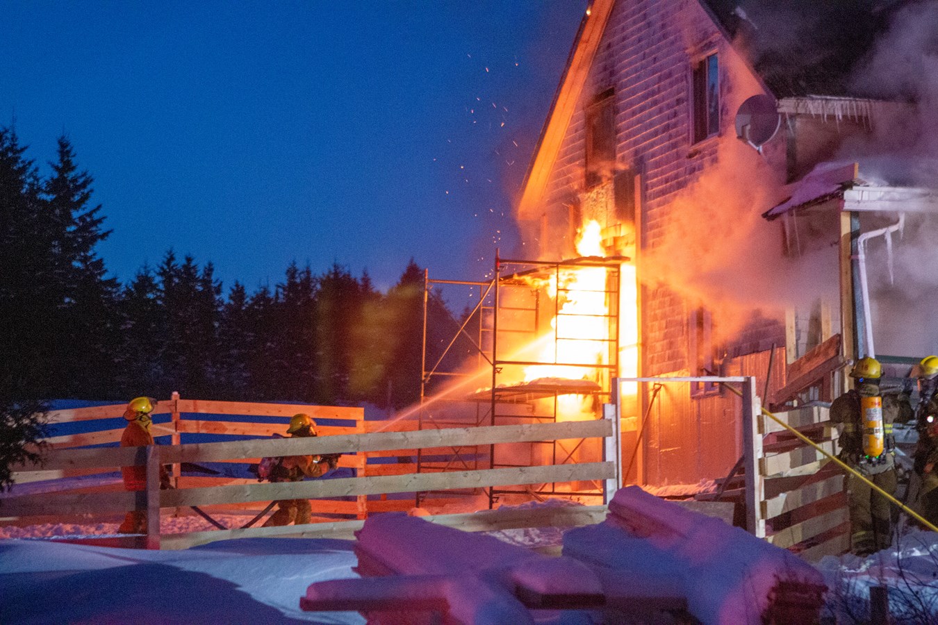 Une résidence ravagée par les flammes à Saint-Zacharie