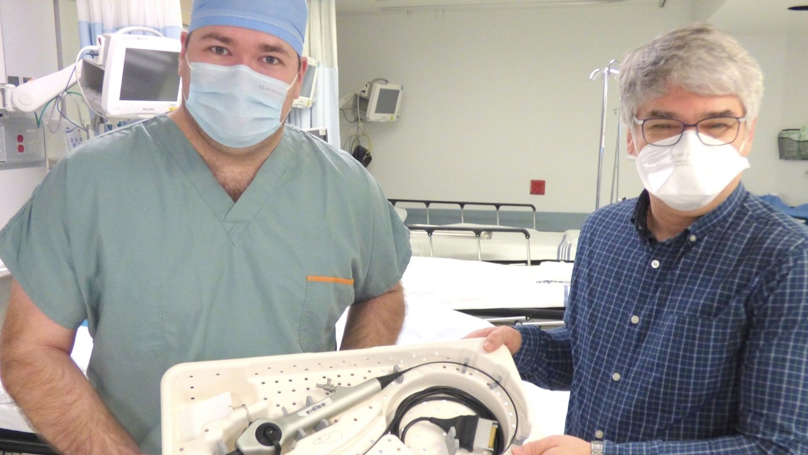 L’infirmier Pierre-Paul Grondin et Dr François Lemelin, urologue.