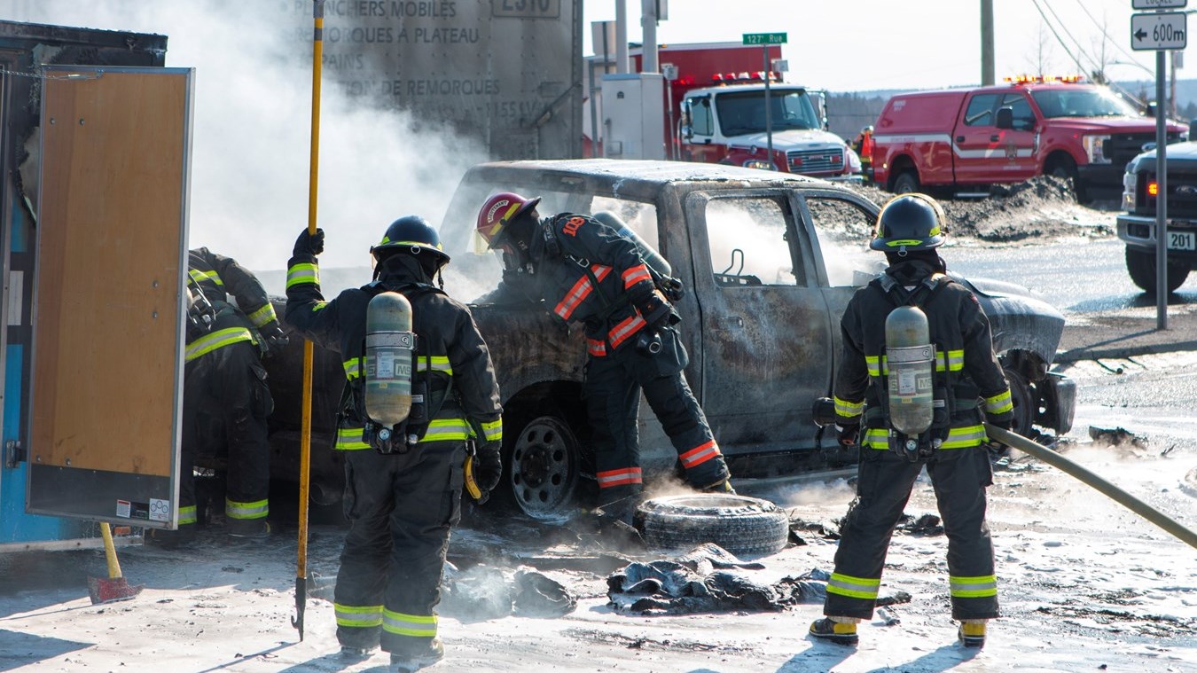 Un «pick-up» rasé par les flammes  