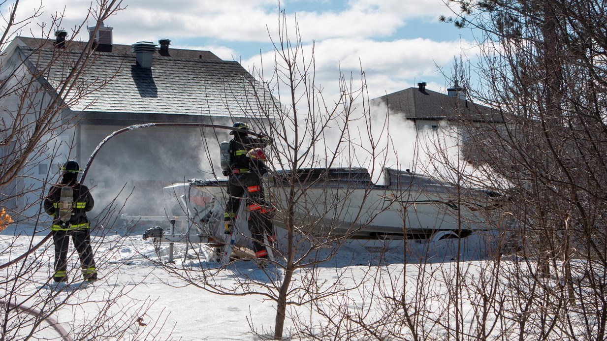 Bateau incendié à Saint-Georges