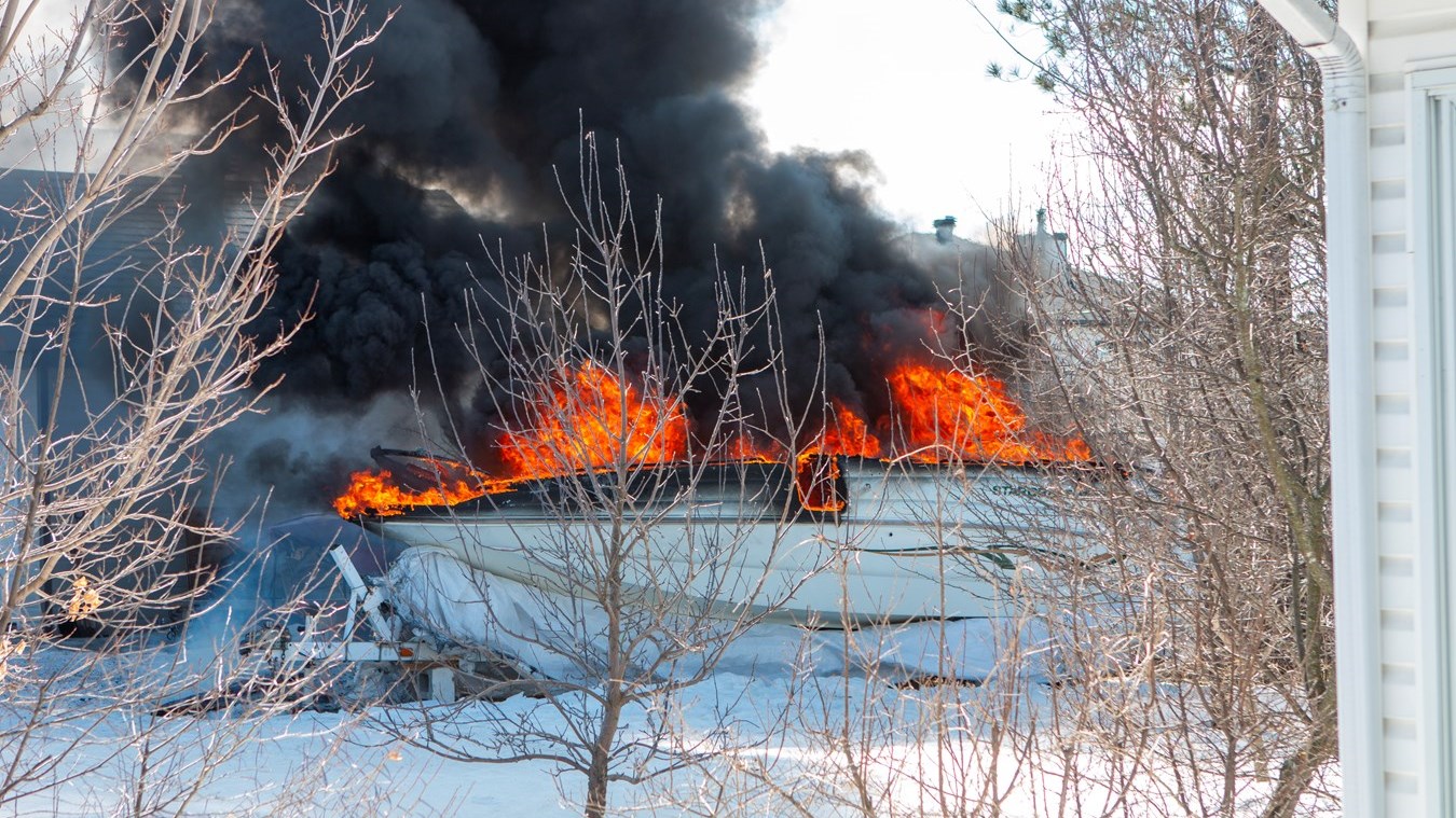 Bateau incendié à Saint-Georges