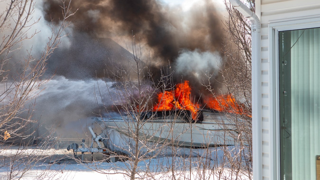 Bateau incendié à Saint-Georges