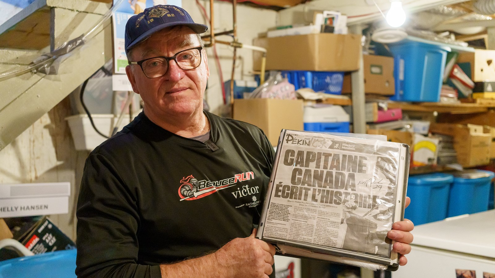 Jean-Guy Maheux et l'un de ses trois albums sur Marie-Philip Poulin