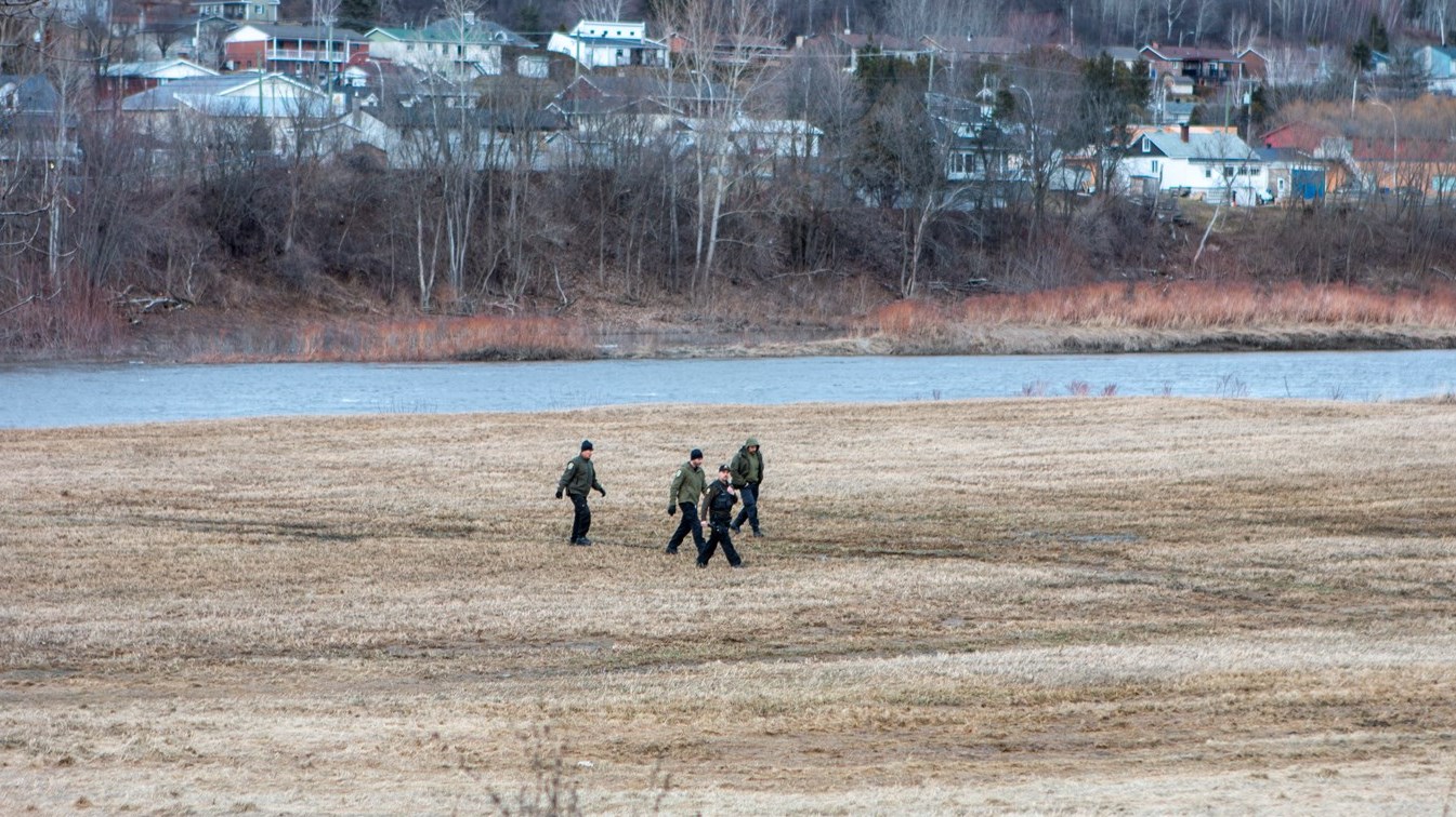 Véhicule dans la rivière: une personne serait à l'intérieur