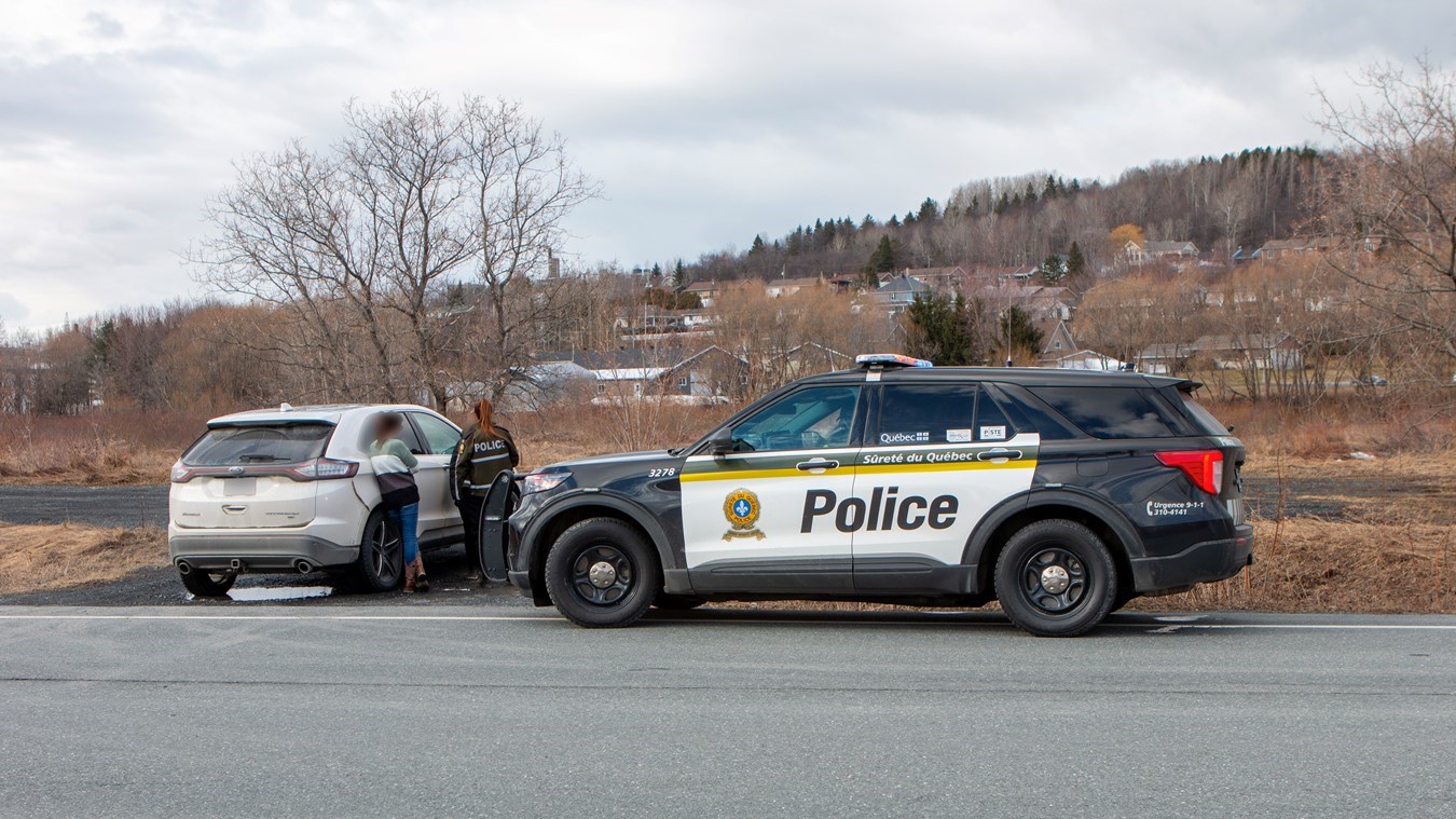 Véhicule dans la rivière: une personne serait à l'intérieur