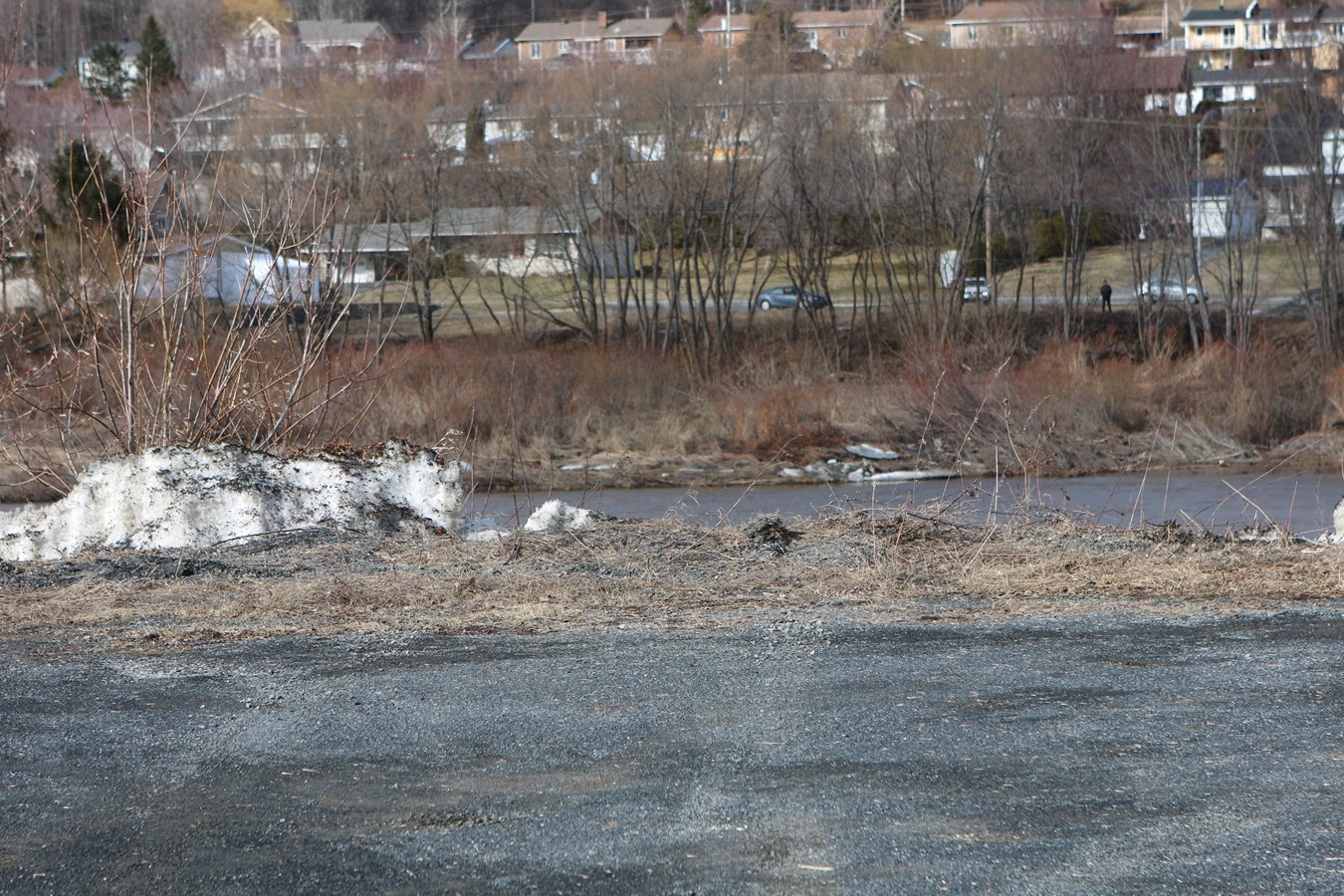 Véhicule dans la rivière: une personne serait à l'intérieur
