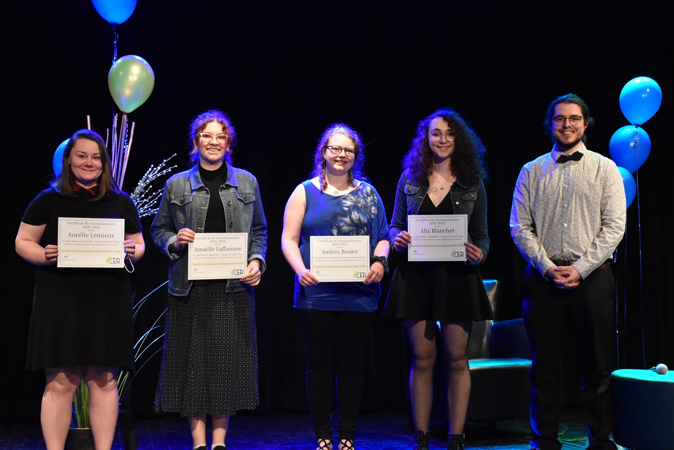 Aurélie Lemieux, Amaëlle Laflamme, Audrey Boulet et Alix Blanchet, accompagnées de Frédérick Duval, technicien en loisirs.