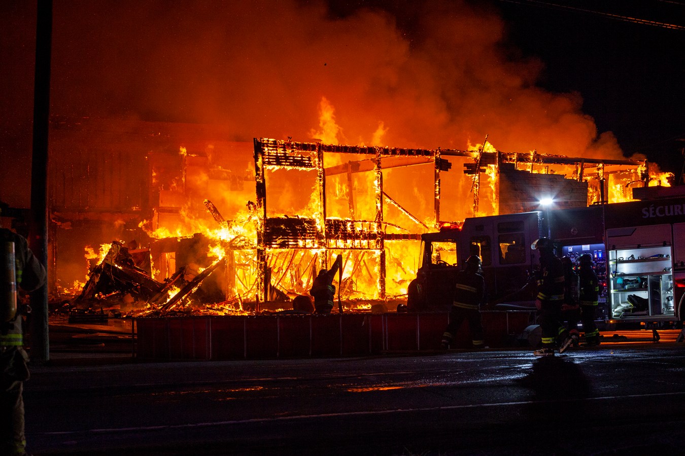 L'usine d'Abritek entièrement rasée par les flammes