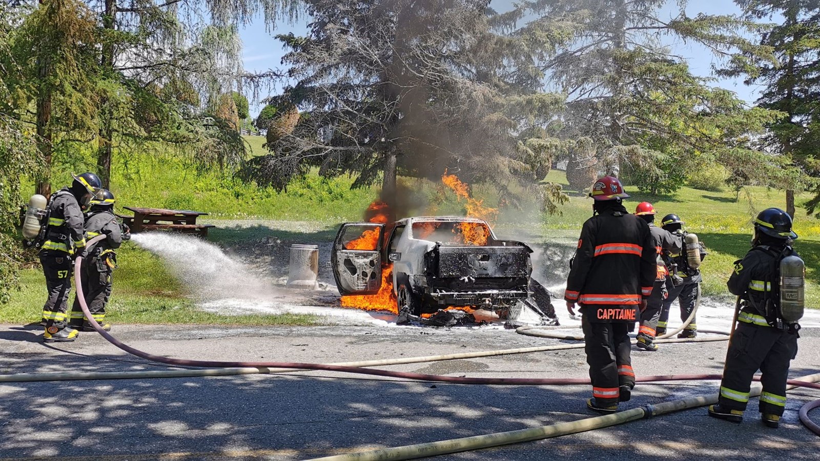 Feu de camionnette à la halte du pont couvert