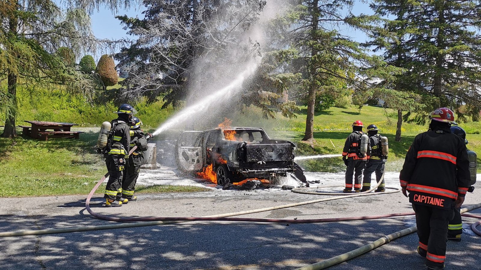 Feu de camionnette à la halte du pont couvert