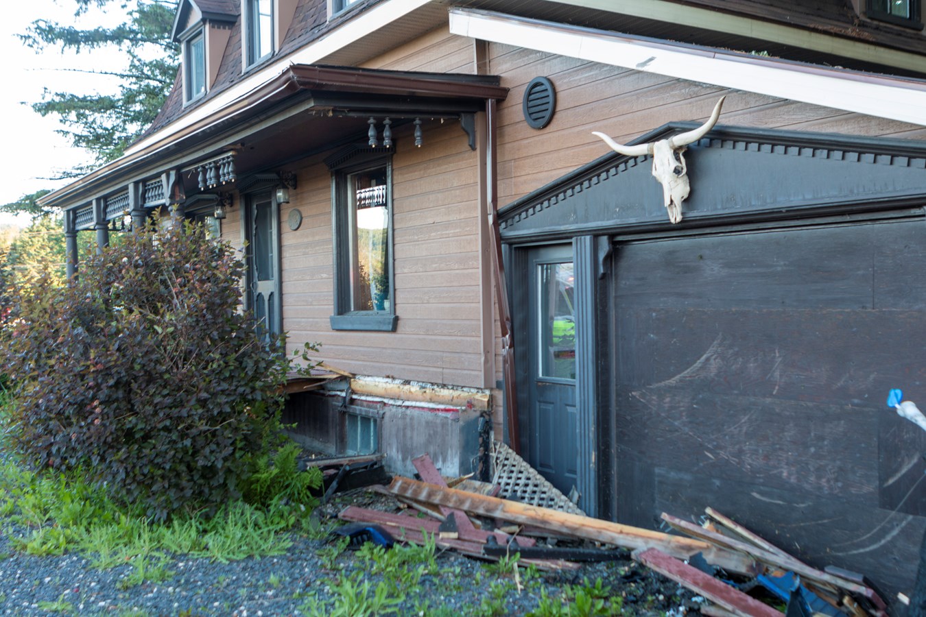 Beauceville: une voiture termine sa course dans une galerie