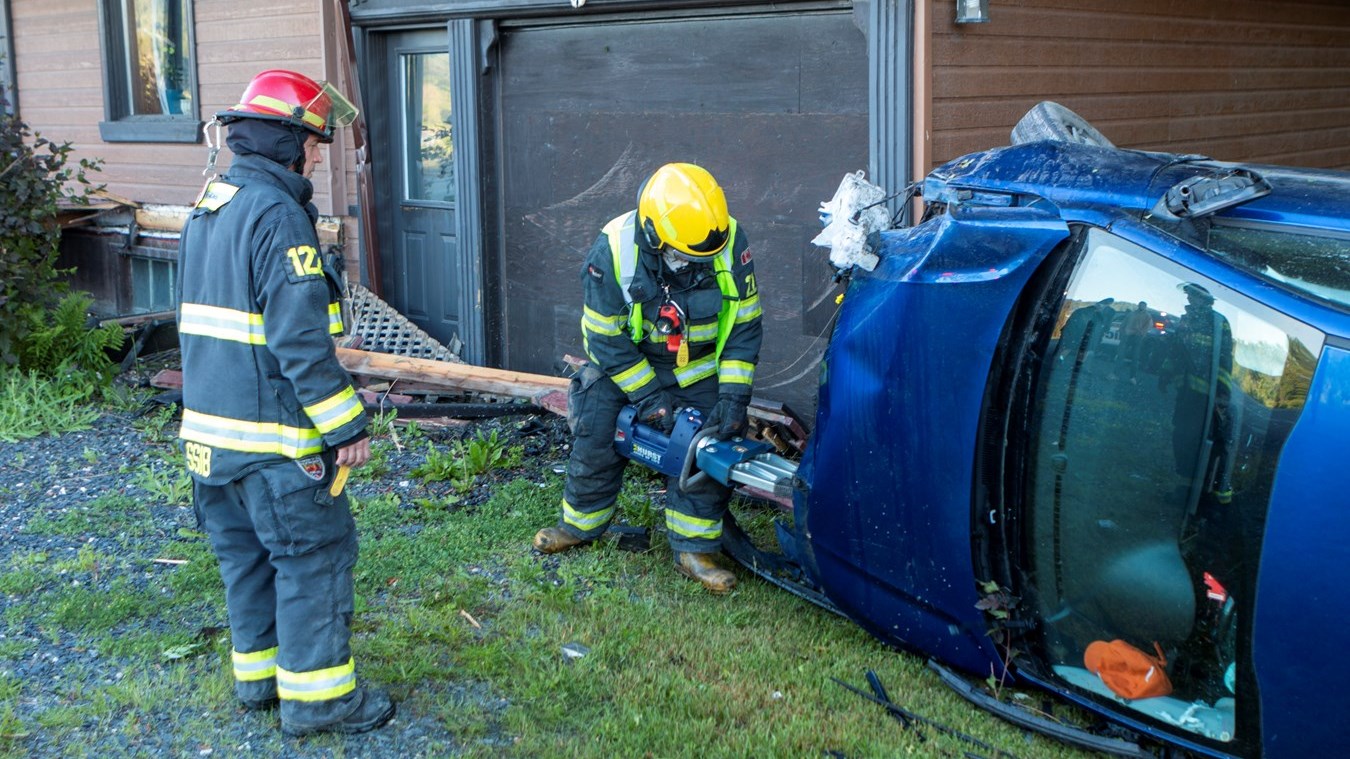 Beauceville: une voiture termine sa course dans une galerie