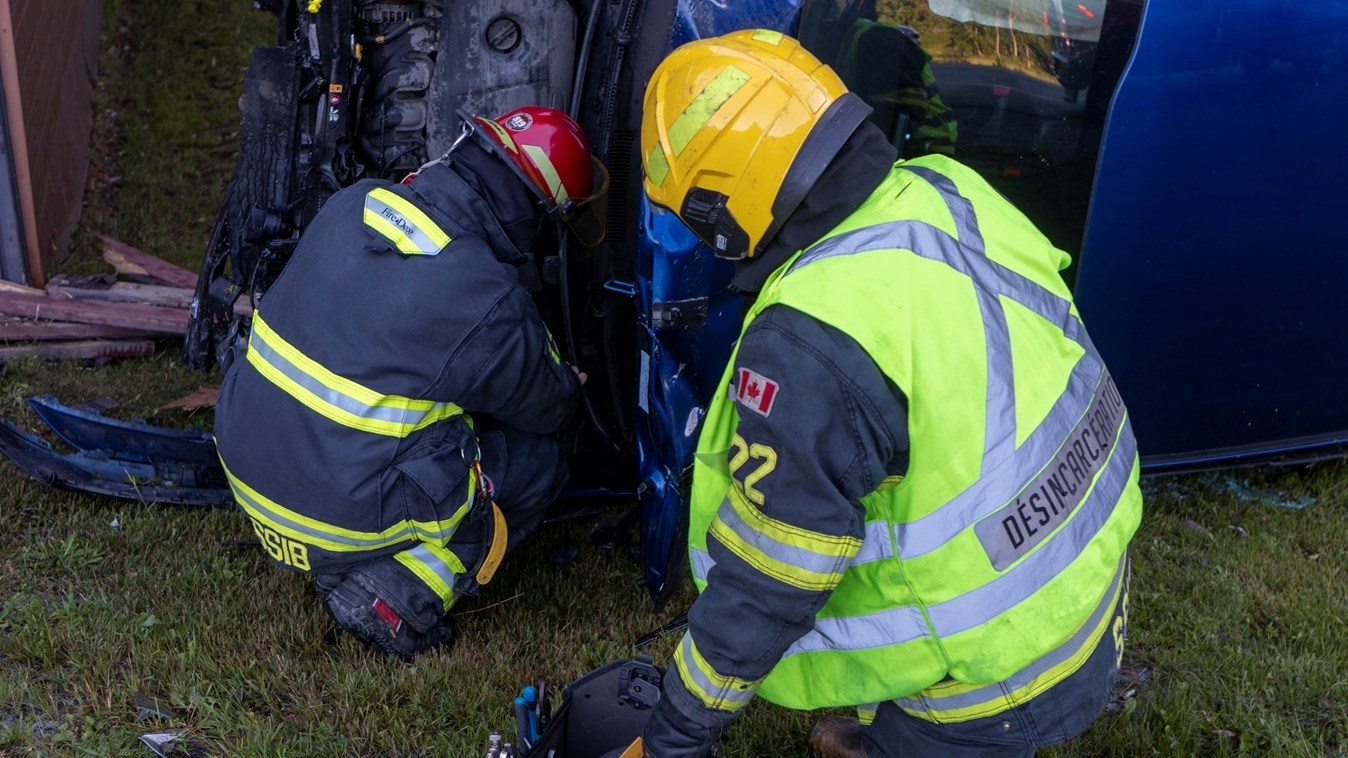 Beauceville: une voiture termine sa course dans une galerie