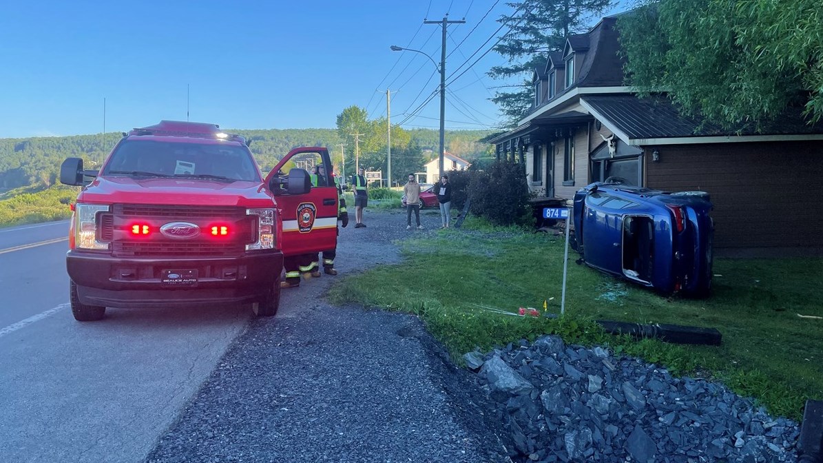 Beauceville: une voiture termine sa course dans une galerie