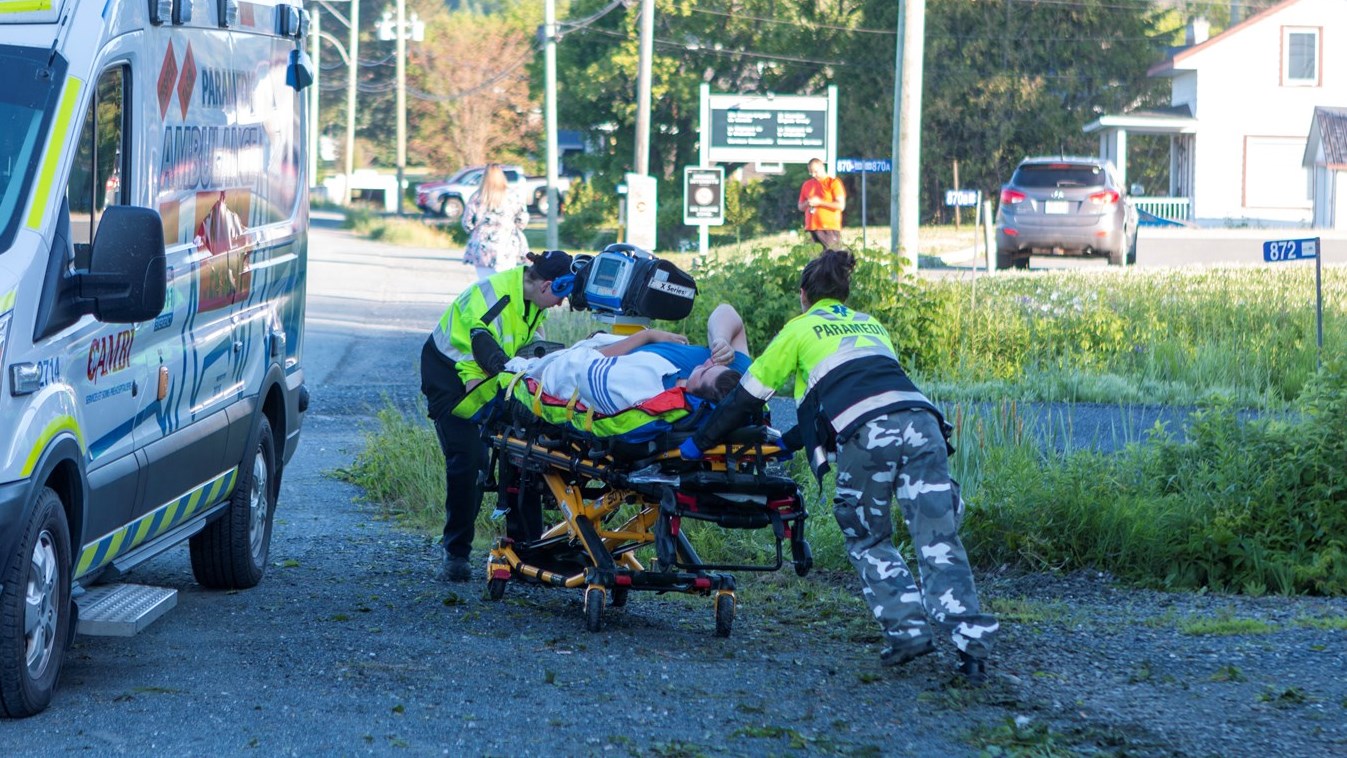 Beauceville: une voiture termine sa course dans une galerie