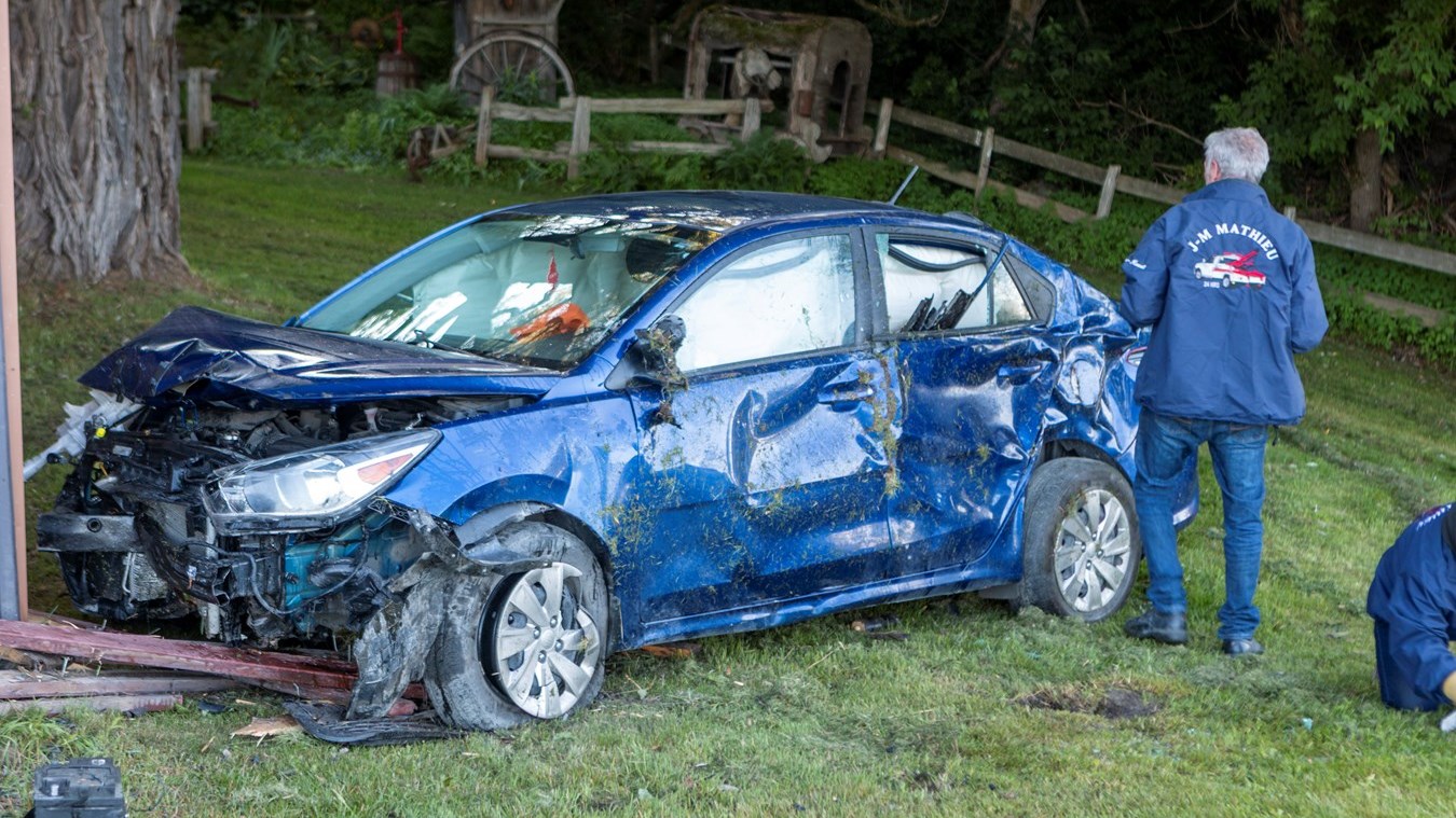 Beauceville: une voiture termine sa course dans une galerie