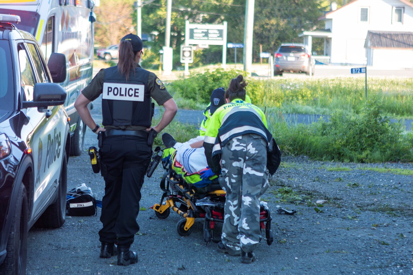 Beauceville: une voiture termine sa course dans une galerie