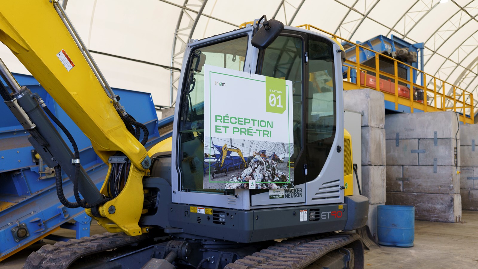 Ensuite les sacs sont ouverts et pré triés par une machine