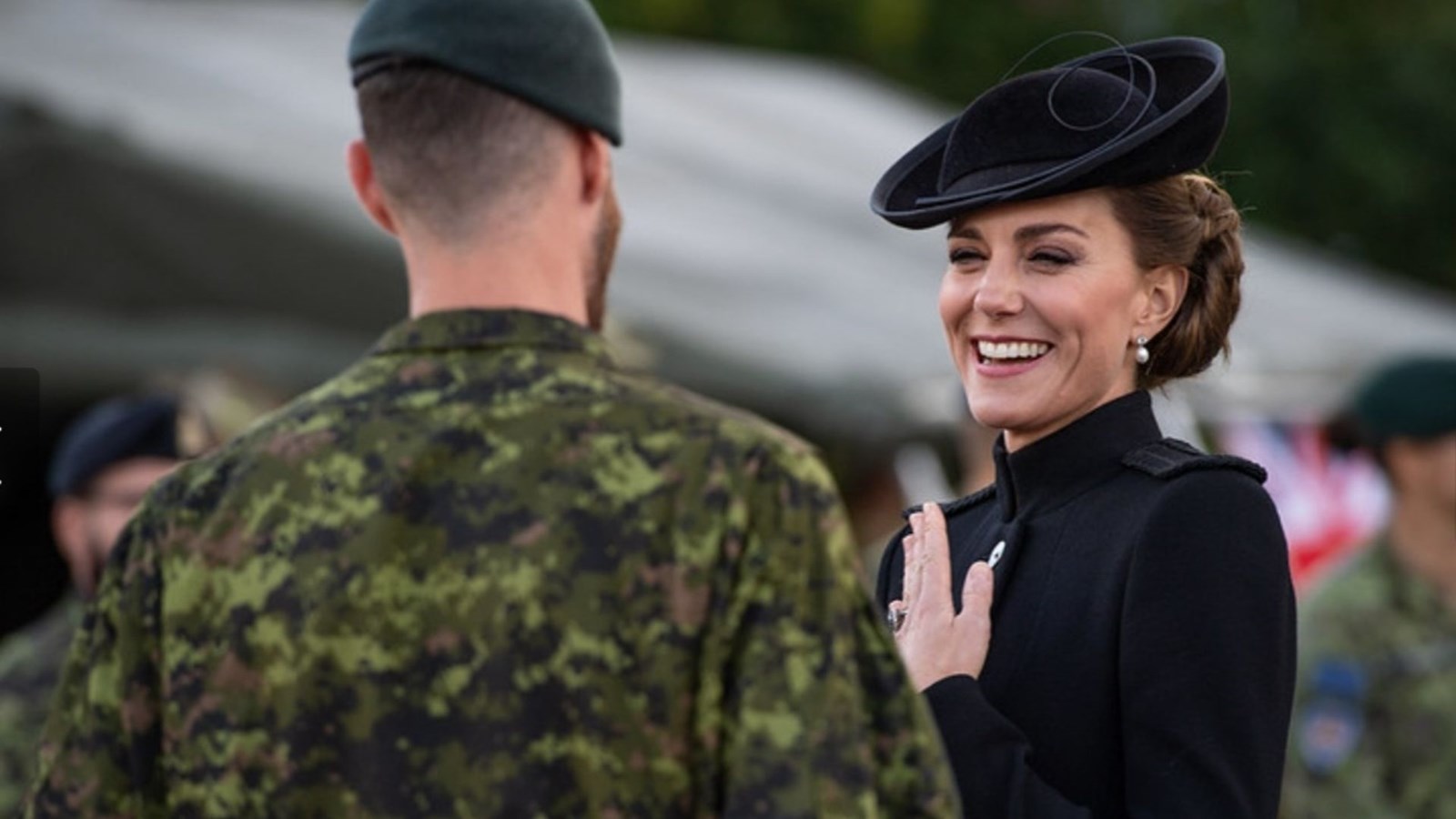 La Princesse semble avoir été amusée par sa discussion avec le Caporal-chef Lavoie.