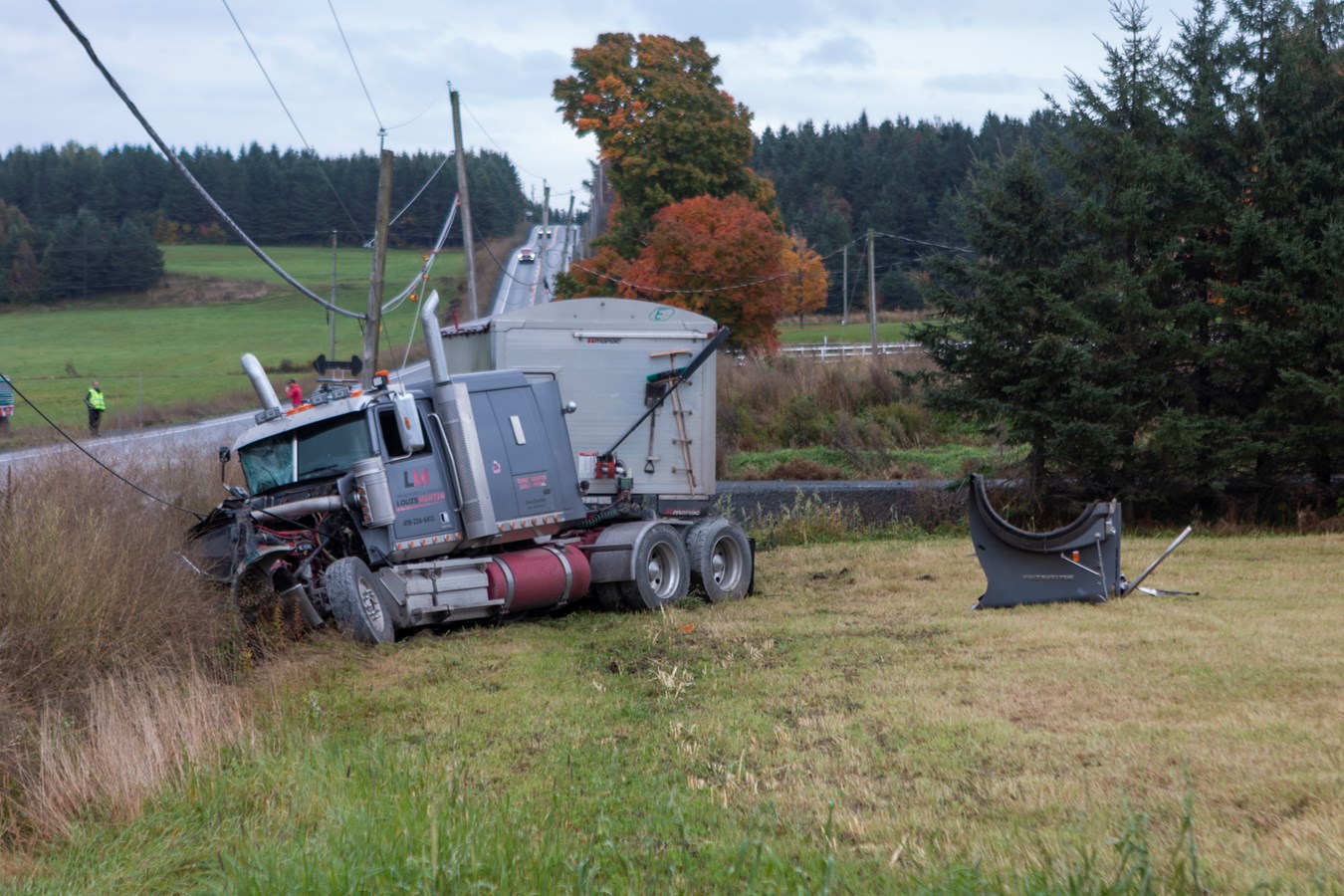 Un tracteur et un camion semi-remorque impliqué dans un accident