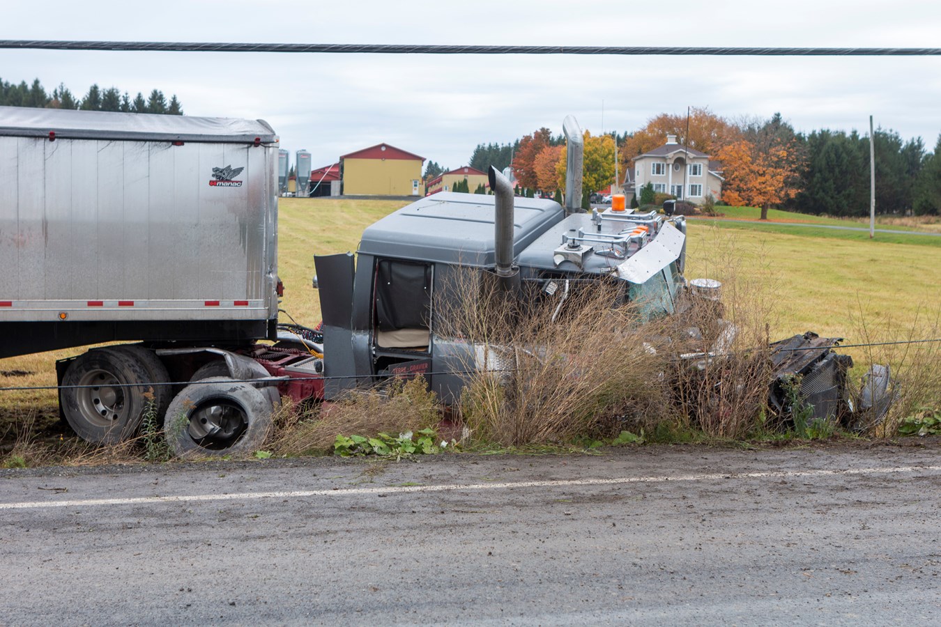 Un tracteur et un camion semi-remorque impliqué dans un accident