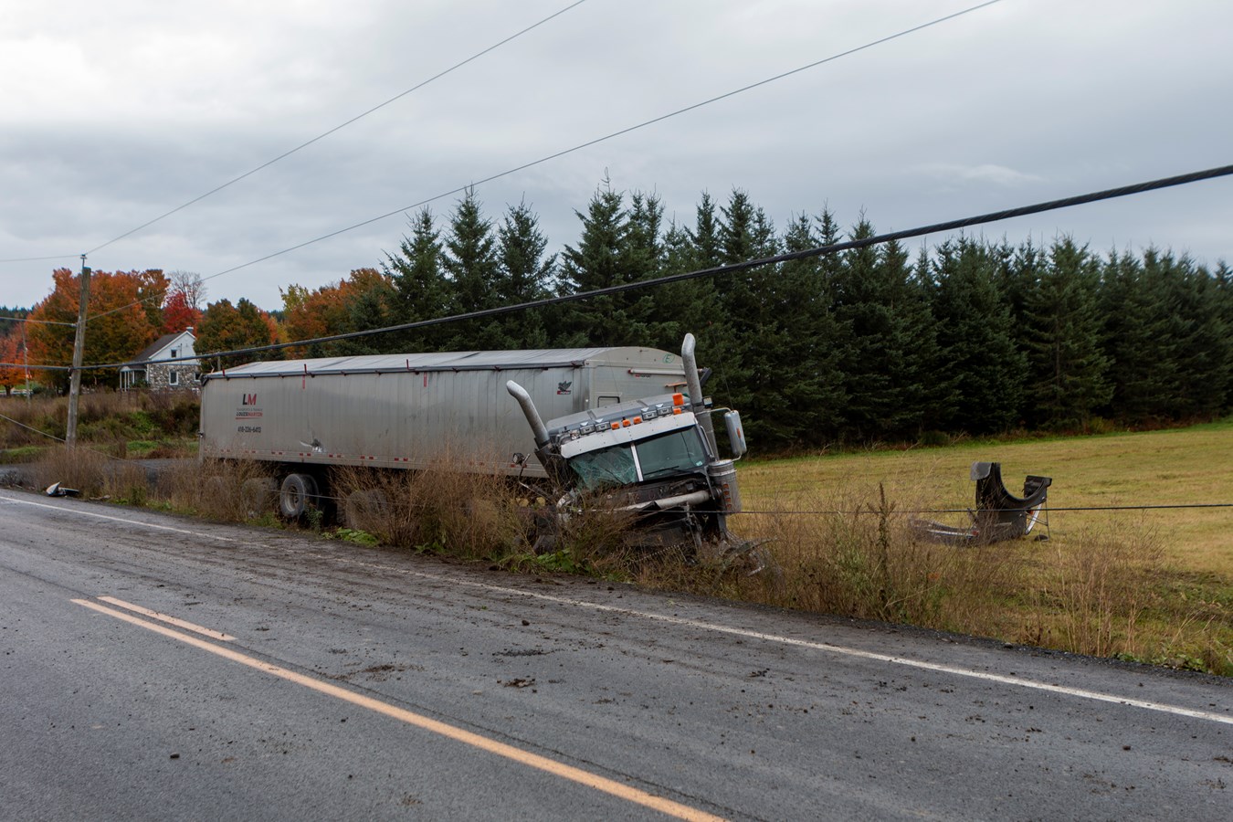 Un tracteur et un camion semi-remorque impliqué dans un accident