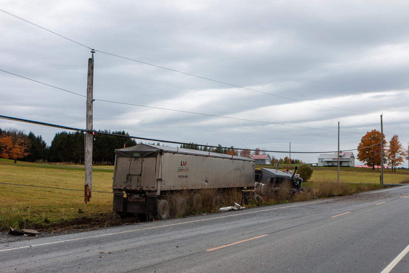 Un tracteur et un camion semi-remorque impliqué dans un accident