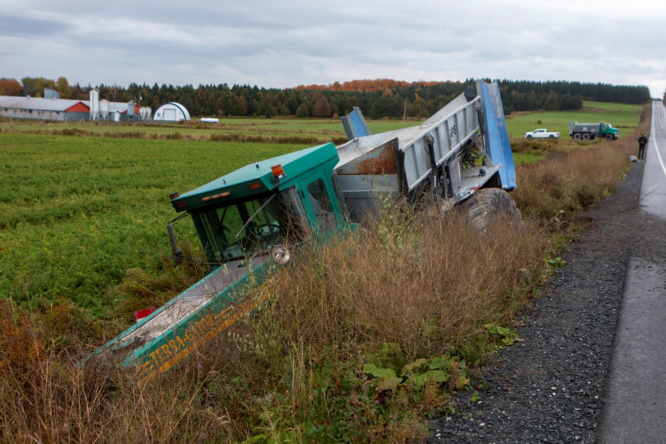 Un tracteur et un camion semi-remorque impliqué dans un accident