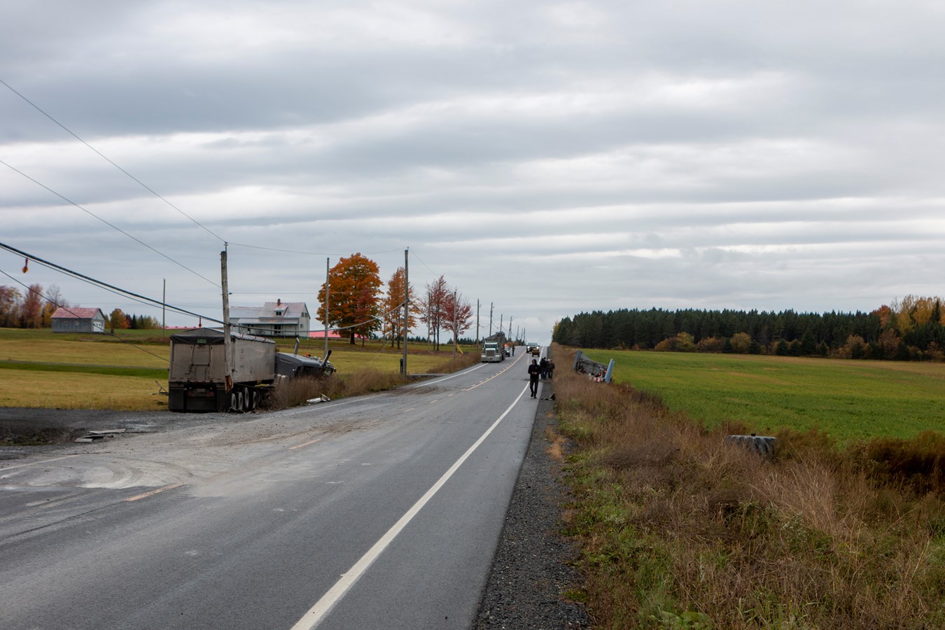 Un tracteur et un camion semi-remorque impliqué dans un accident