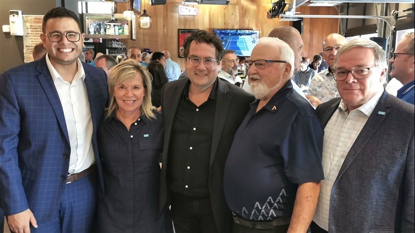 Au centre de la photo, les deux nouveaux ministres, Martine Biron (Relations internationales/Francophonie et Condition féminine) et Bernard Drainville (Éducation et responsable de la région de Chaudière-Appalaches) lors de leur passage à Beauceville durant la campagne électorale.