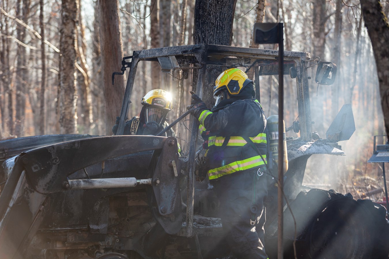 Un tracteur de ferme détruit par le feu