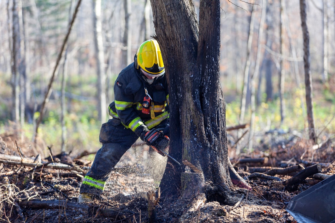 Un tracteur de ferme détruit par le feu