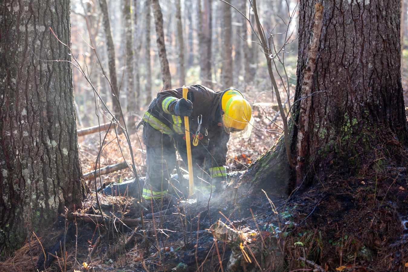 Un tracteur de ferme détruit par le feu
