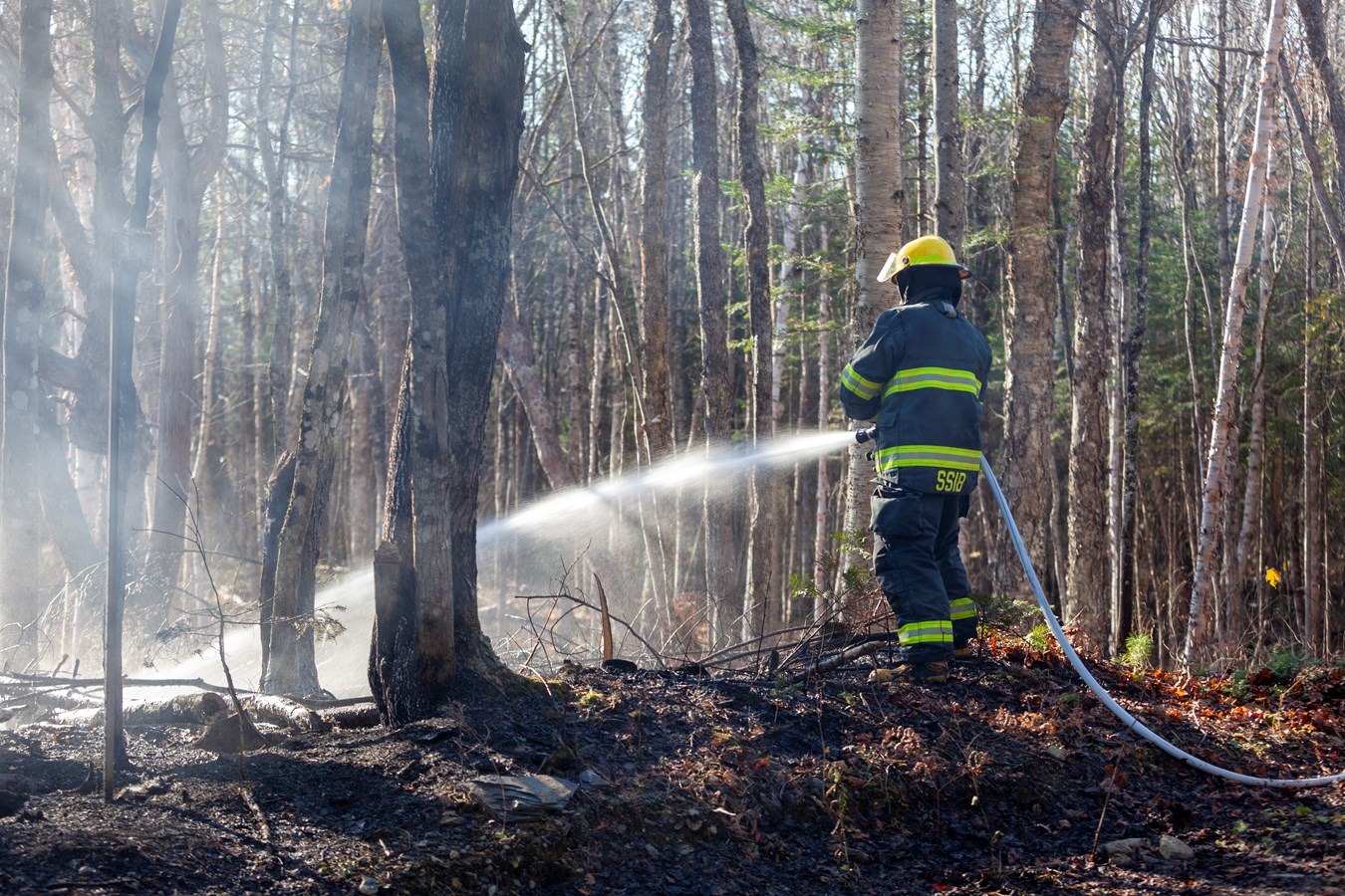 Un tracteur de ferme détruit par le feu