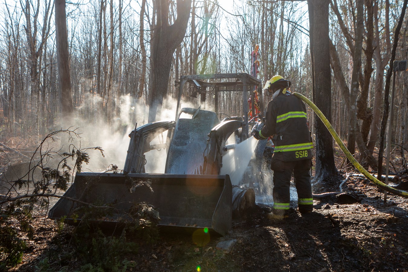 Un tracteur de ferme détruit par le feu