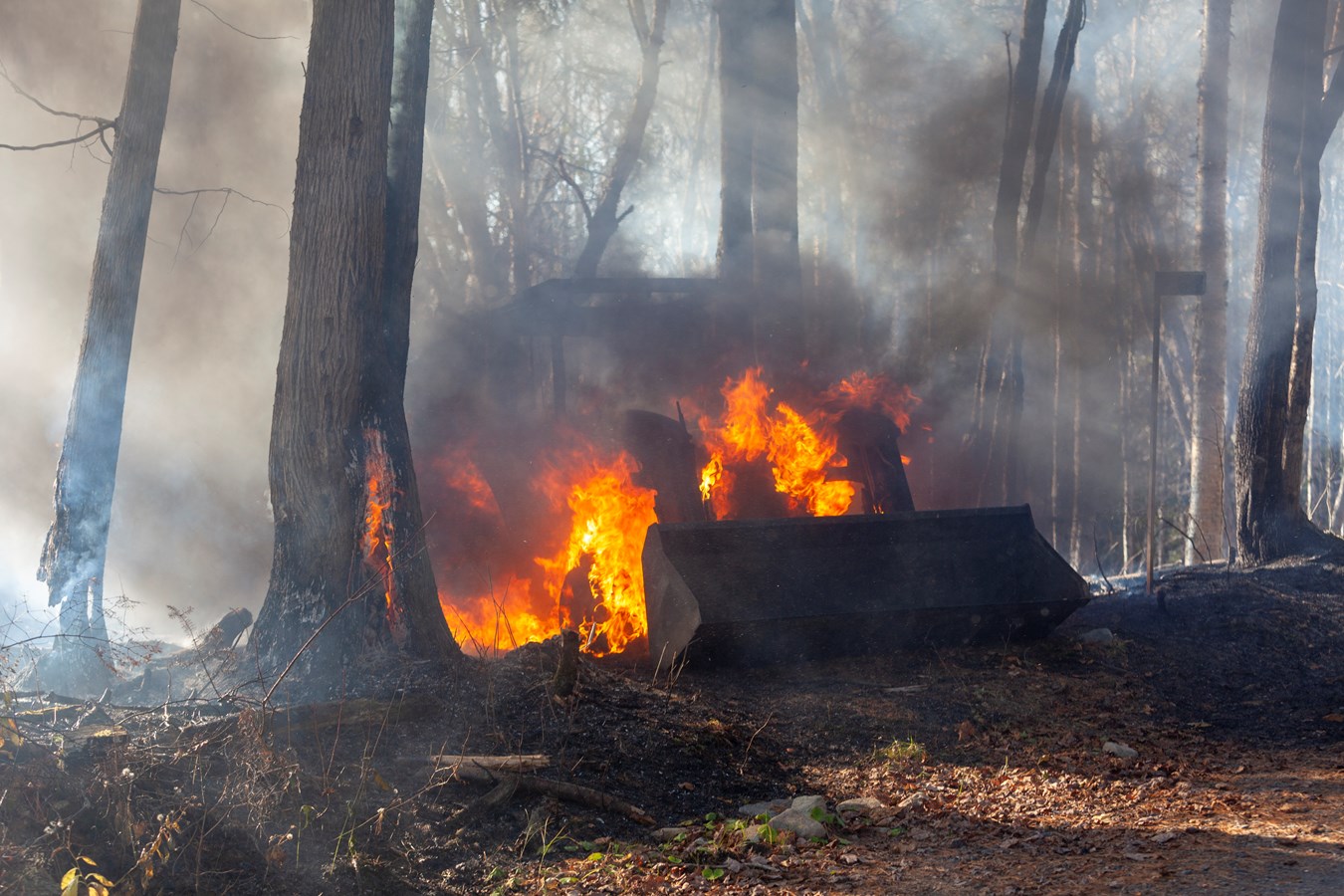 Un tracteur de ferme détruit par le feu