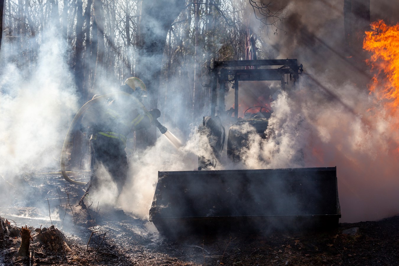 Un tracteur de ferme détruit par le feu
