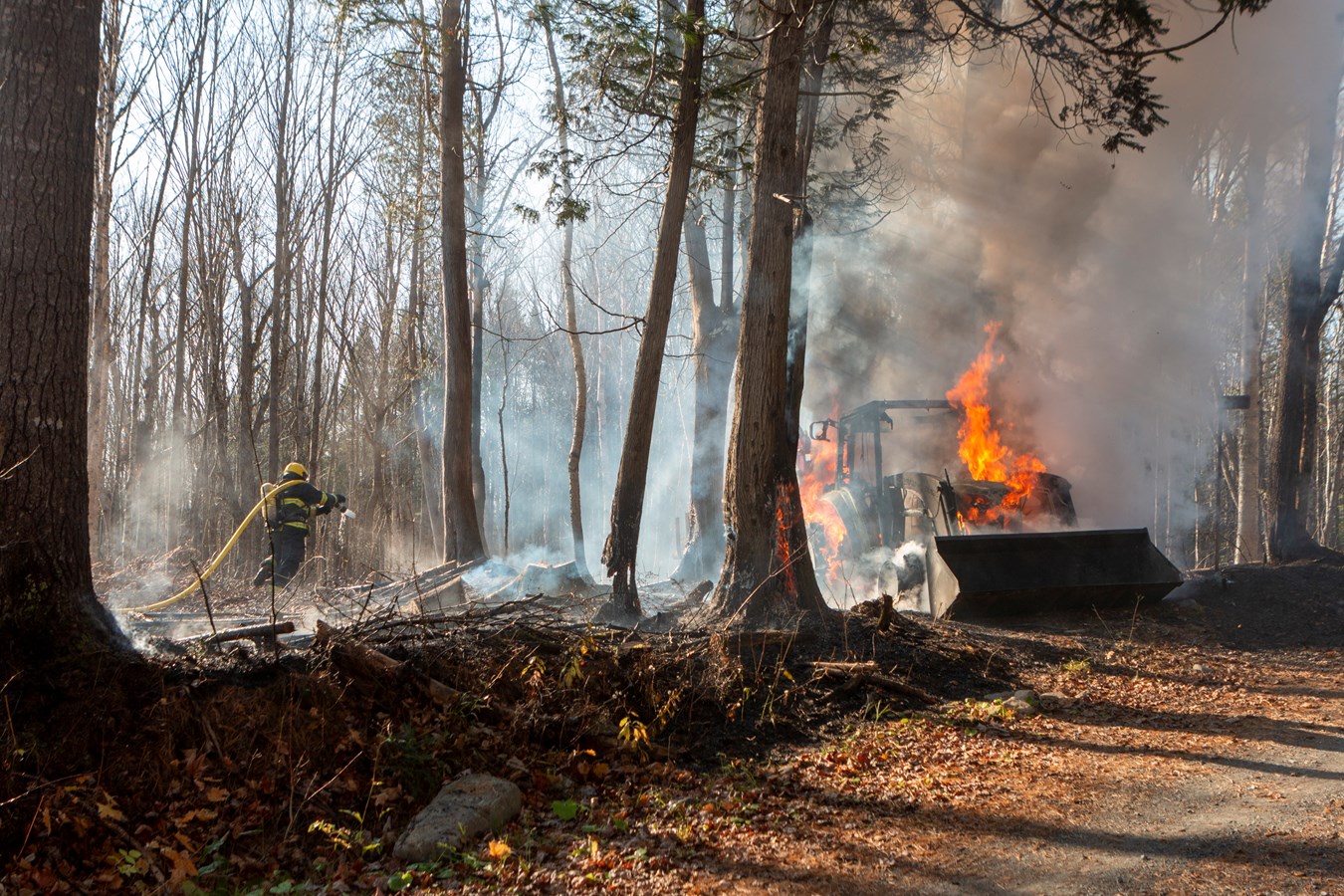 Un tracteur de ferme détruit par le feu