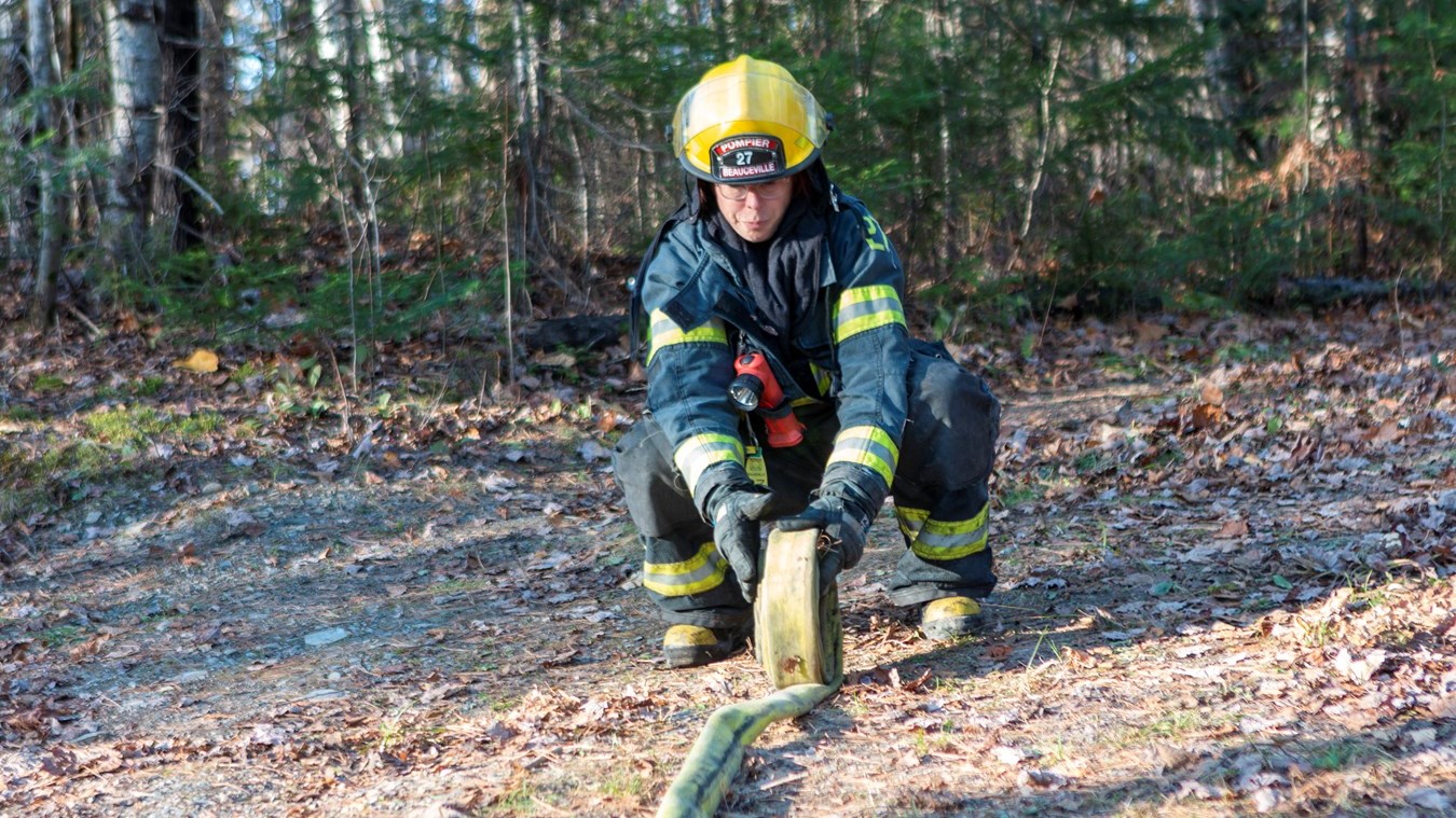 Un tracteur de ferme détruit par le feu