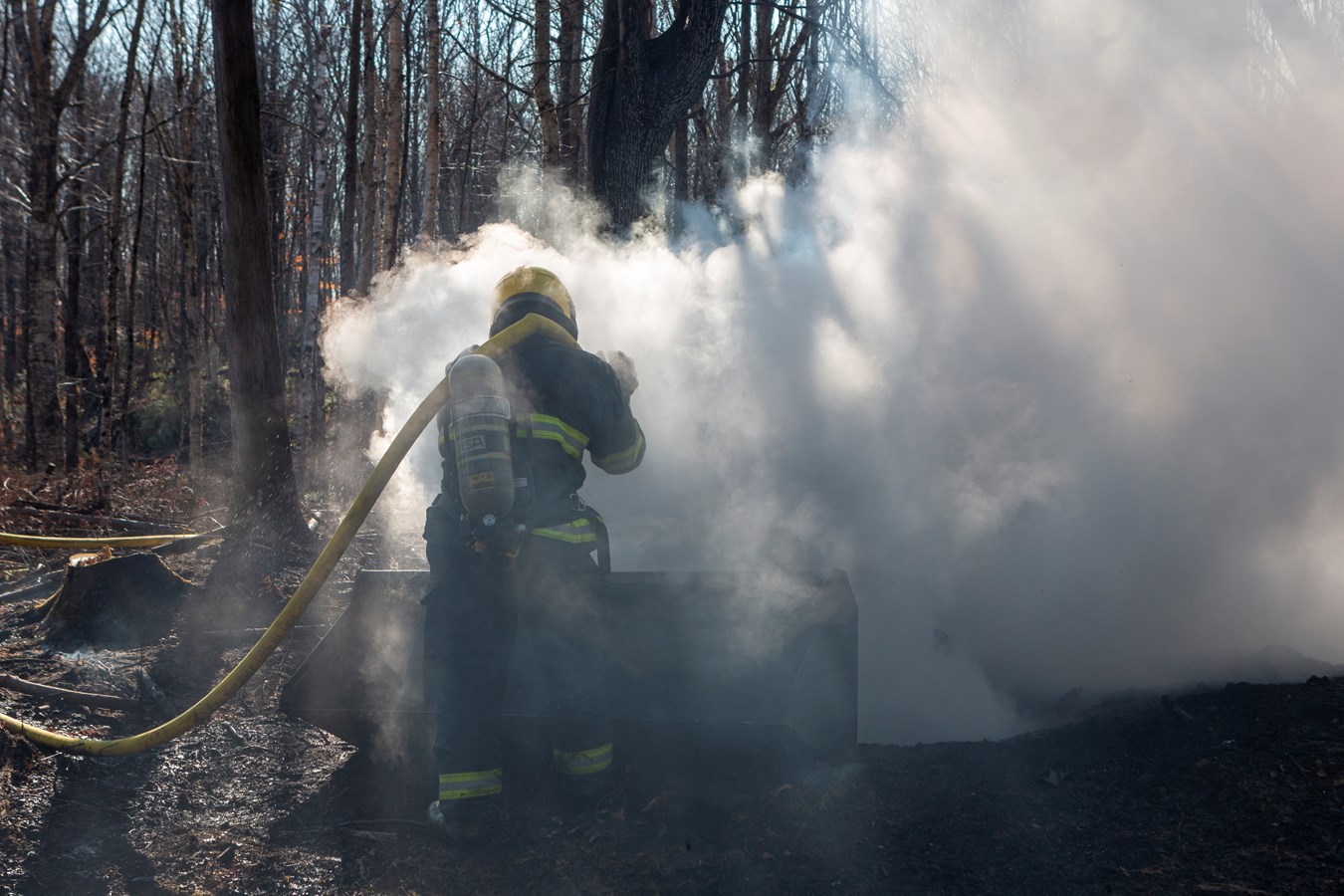 Un tracteur de ferme détruit par le feu
