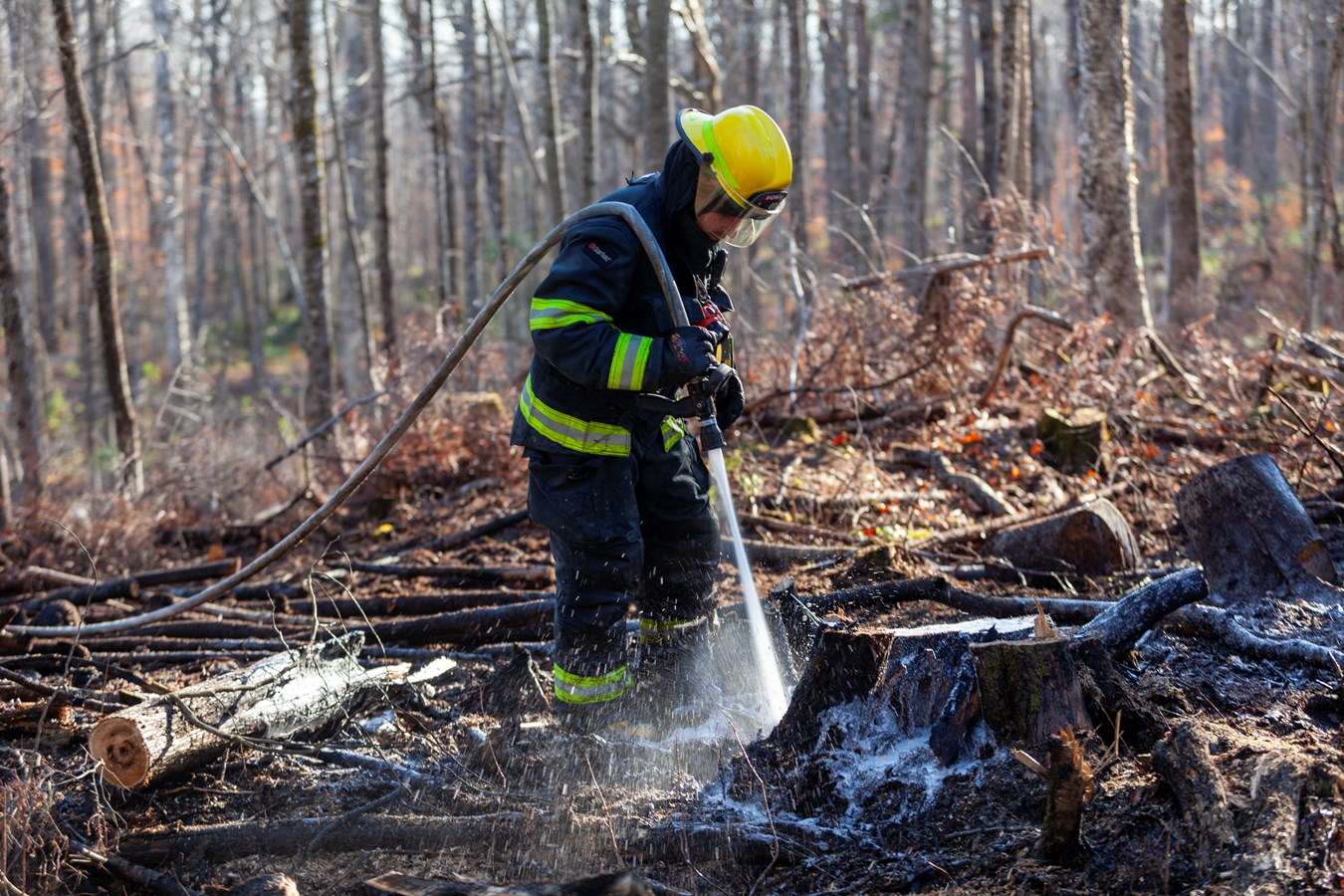 Un tracteur de ferme détruit par le feu
