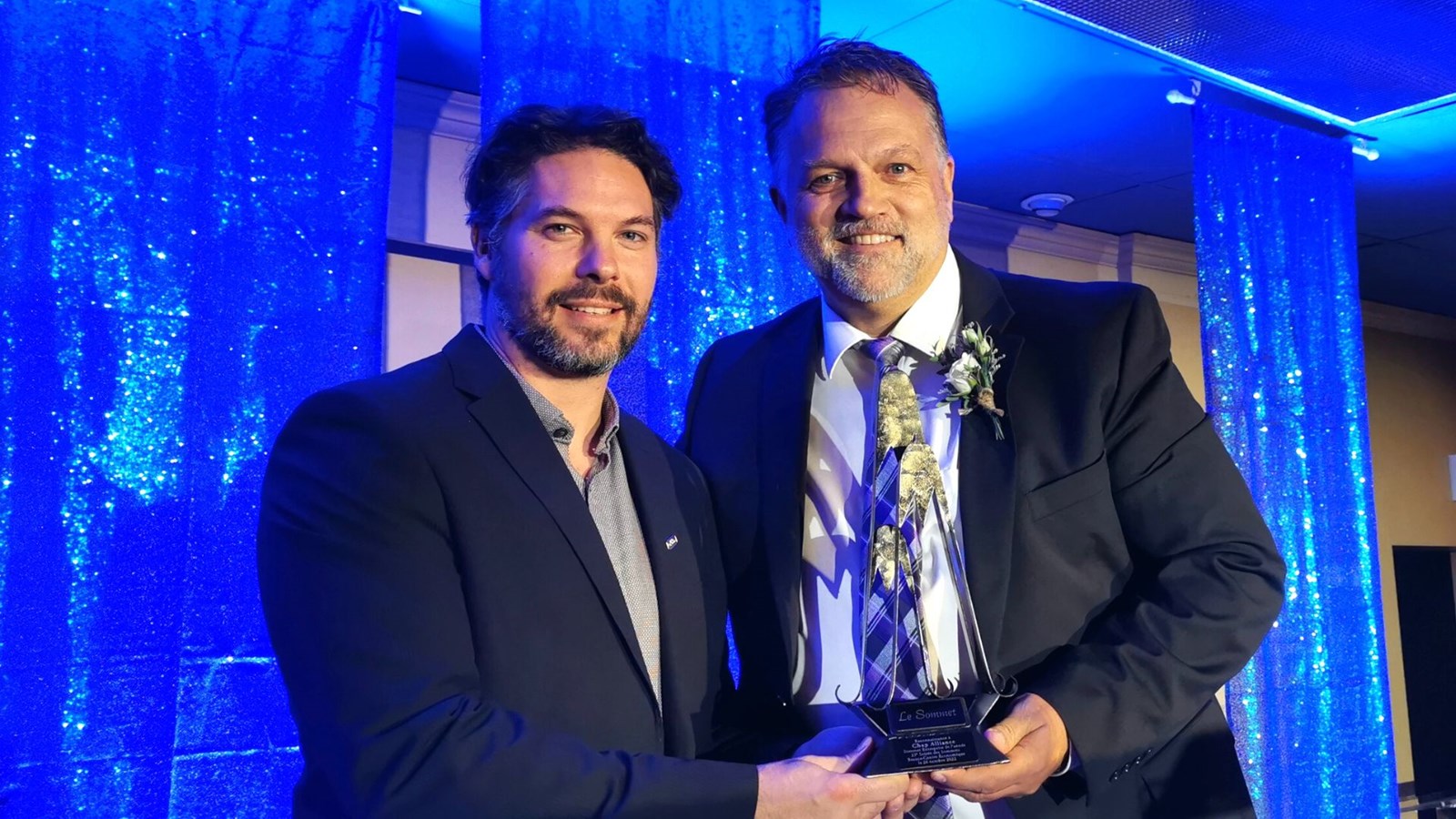 Sommet de l'Entreprise de l’année: Chap Alliance, de Saint-Joseph-de-Beauce. Prix remis à Louis Tremblay par Pierre-Yves Renault d'Hydro-Québec.