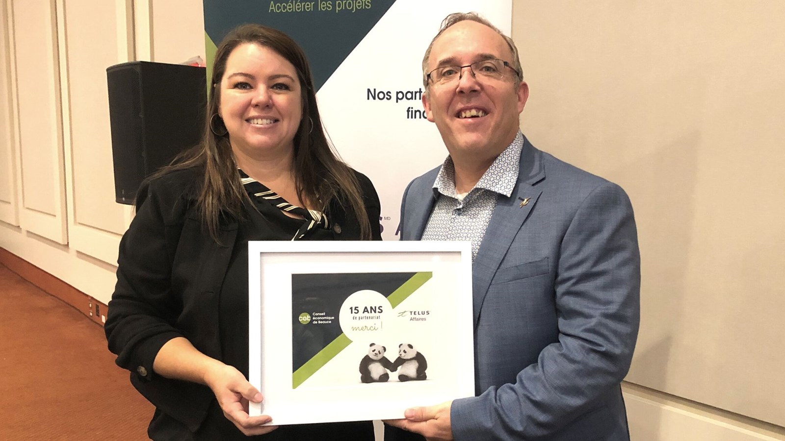 Hélène Latulippe, directrice générale du CEB en compagnie de Christian Tremblay,  directeur des ventes chez TELUS. 