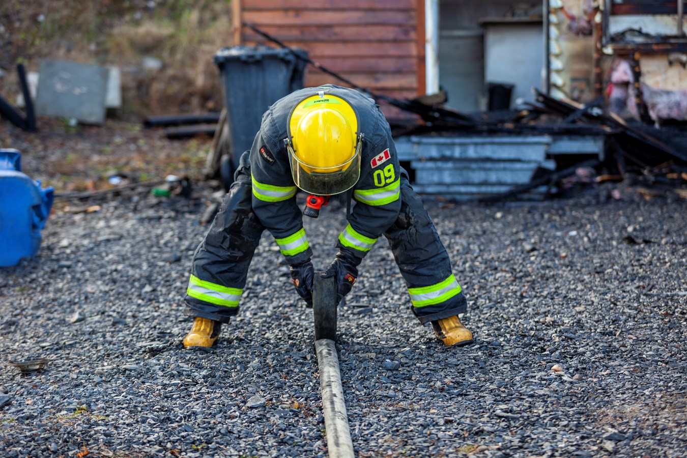 Un minibus-frigo et un garage-entrepôt rasés par les flammes